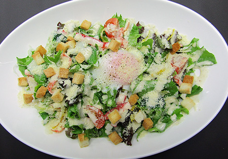 生ハム半熟たまごのシーザーサラダの画像